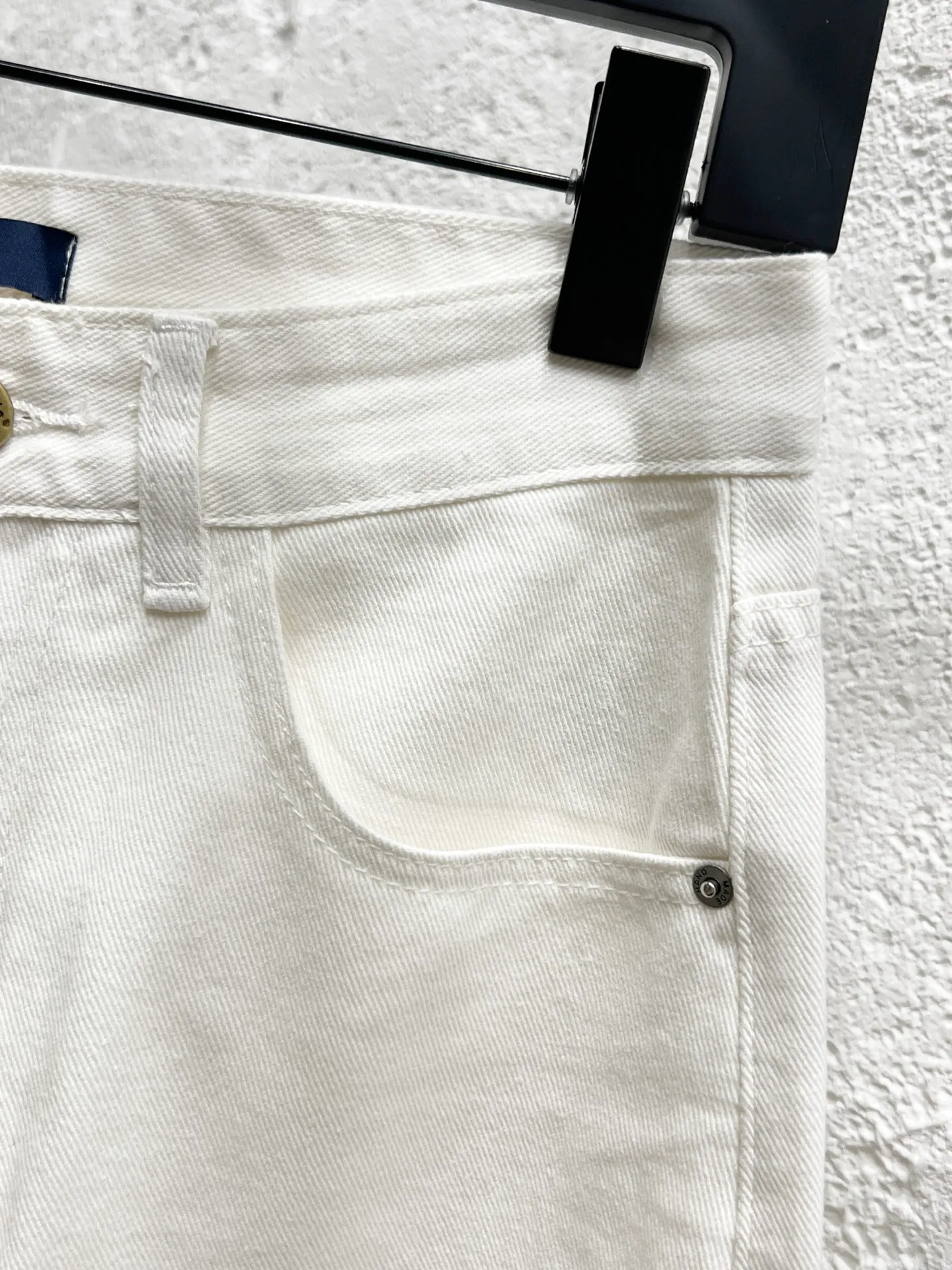 🅿️260 Style number: H946 LOUIS VUITTON & Louis Vuitton LV 25Fw jeans with patterned logo print on the back pocket. They are hand-positioned, hollowed out and frayed. The lining is decorated with custom presbyopic patches. A full set of new accessories are customized simultaneously, with perfect details. The overall texture is high-end and fashionable, an unreplicable work of art, exclusive first shipment, extremely popular heavy-duty design, and customized hardware accessories. A must-have for high street luxury travel!  Size: 28-30-32-34-36 Color: white